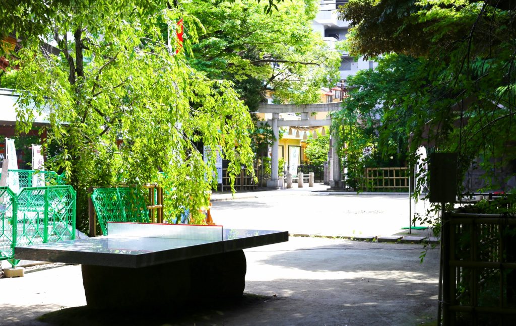 新田神社の石の卓球台