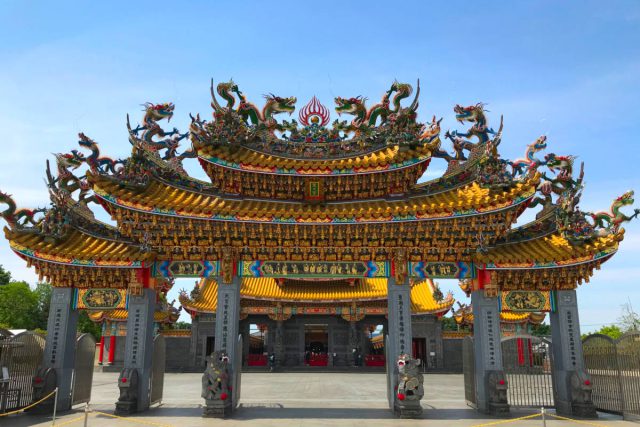 五千頭の龍が昇る聖天宮で台湾気分を味わう