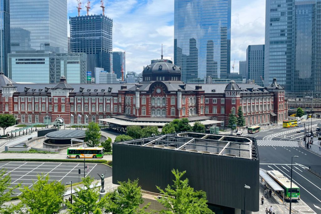 丸ビル展望テラスからの東京駅の眺め